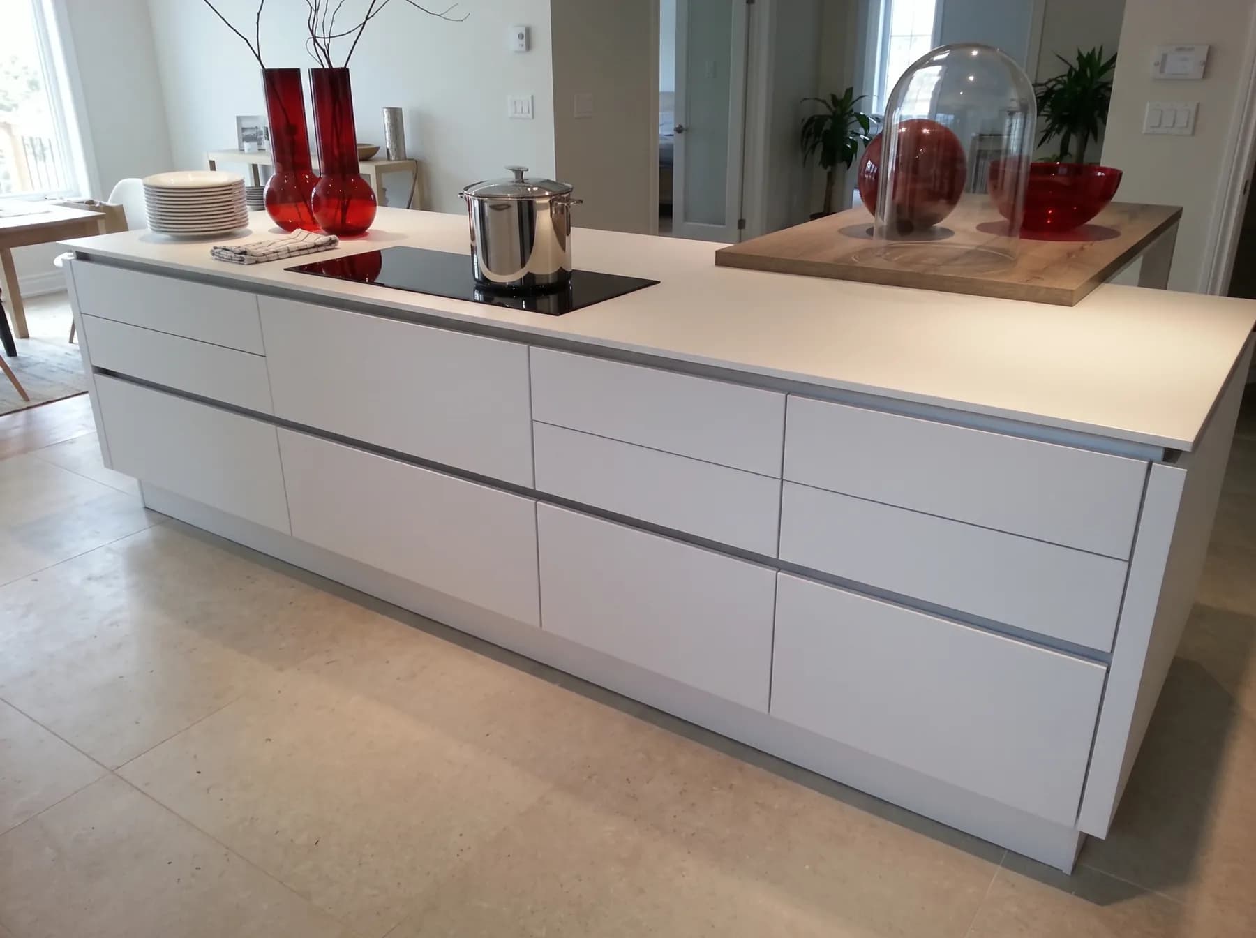 Long off-white island with drawer fronts and an induction hob
